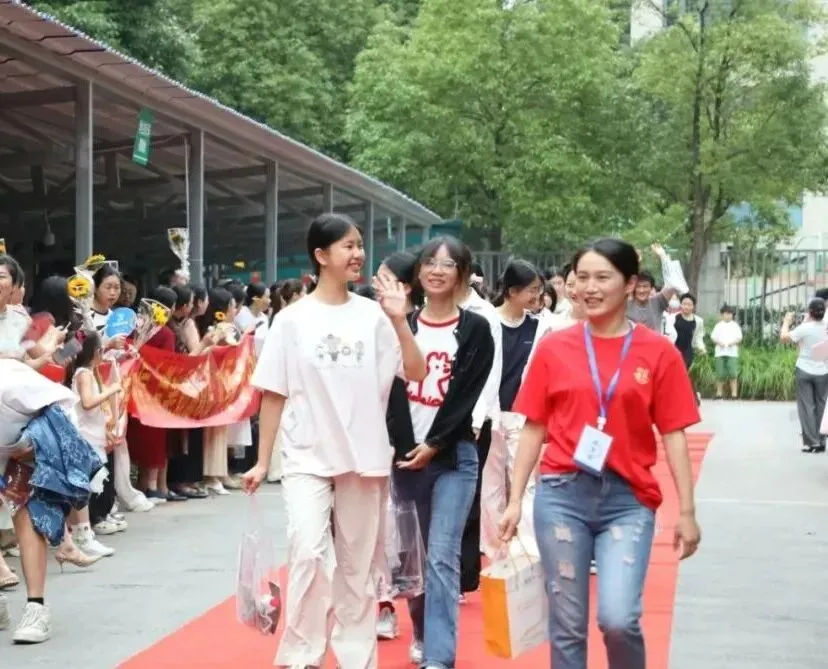 中考第一天 | 温情送考 蓄力逐梦-第37张图片-四季读书网 中考第一天 | 温情送考 蓄力逐梦-第37张图片-四季读书网