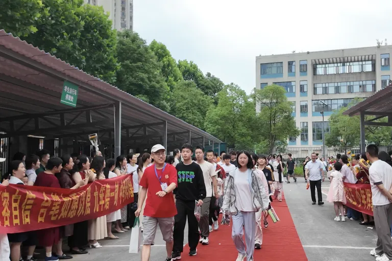 中考第一天 | 温情送考 蓄力逐梦-第38张图片-四季读书网 中考第一天 | 温情送考 蓄力逐梦-第38张图片-四季读书网