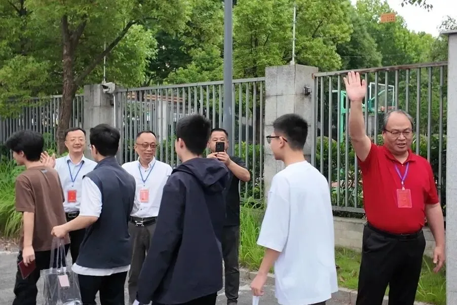 中考第一天 | 温情送考 蓄力逐梦-第39张图片-四季读书网 中考第一天 | 温情送考 蓄力逐梦-第39张图片-四季读书网