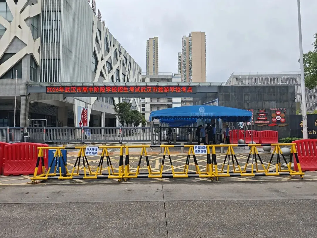 搭好了、摆上了、洗净了!暴雨过后,武汉中考考点现场如何?提醒:明早请提前1至2小时出门-第1张图片-四季读书网 搭好了、摆上了、洗净了!暴雨过后,武汉中考考点现场如何?提醒:明早请提前1至2小时出门-第1张图片-四季读书网