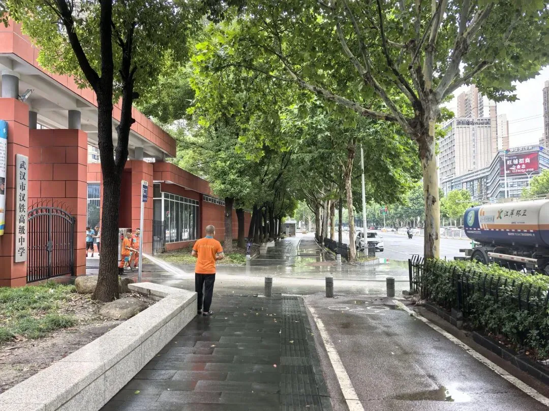 搭好了、摆上了、洗净了!暴雨过后,武汉中考考点现场如何?提醒:明早请提前1至2小时出门-第2张图片-四季读书网 搭好了、摆上了、洗净了!暴雨过后,武汉中考考点现场如何?提醒:明早请提前1至2小时出门-第2张图片-四季读书网