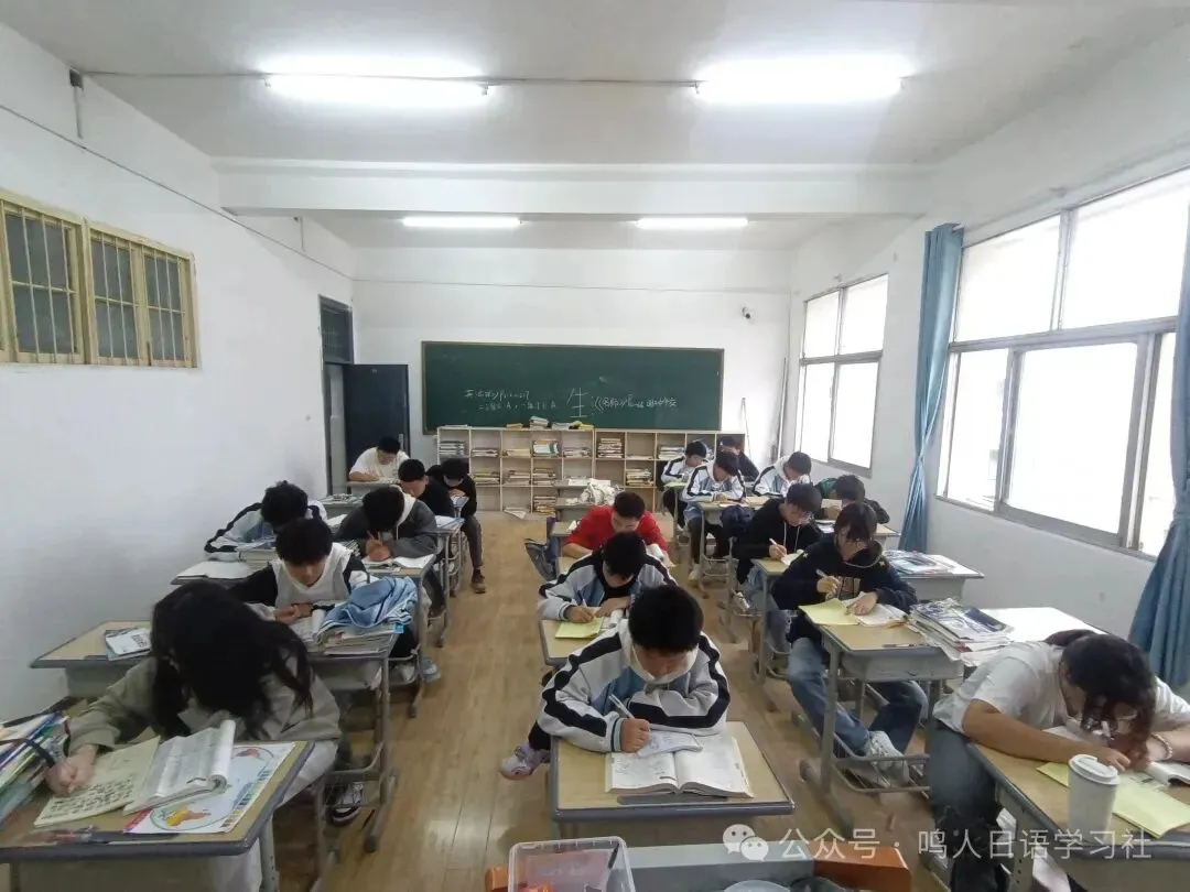 2026年高考日语全国卷真题完整版(作文:剪纸简介;私の町の「新しい」と「古い」)-第13张图片-四季读书网