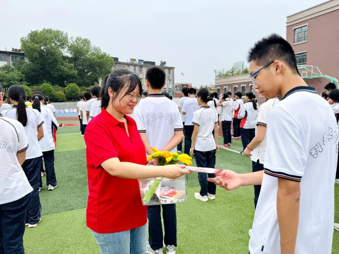 执笔凌云迎中考,暖心赋能赴鹏程 | 我校隆重举行中考出征仪式-第28张图片-四季读书网 执笔凌云迎中考,暖心赋能赴鹏程 | 我校隆重举行中考出征仪式-第28张图片-四季读书网