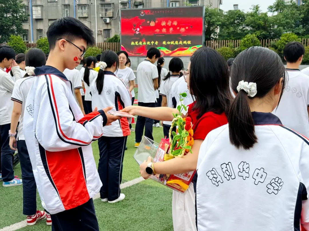 执笔凌云迎中考,暖心赋能赴鹏程 | 我校隆重举行中考出征仪式-第30张图片-四季读书网 执笔凌云迎中考,暖心赋能赴鹏程 | 我校隆重举行中考出征仪式-第30张图片-四季读书网