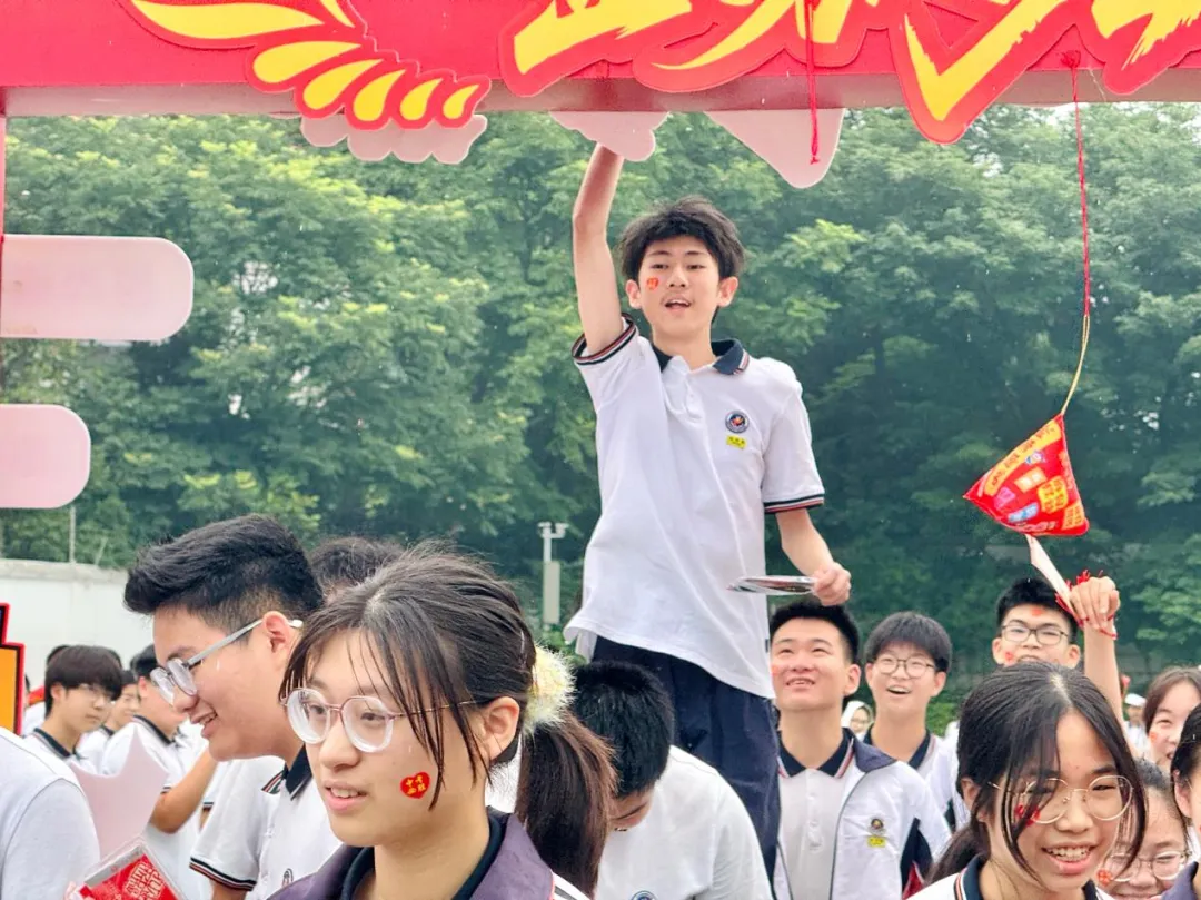 执笔凌云迎中考,暖心赋能赴鹏程 | 我校隆重举行中考出征仪式-第32张图片-四季读书网 执笔凌云迎中考,暖心赋能赴鹏程 | 我校隆重举行中考出征仪式-第32张图片-四季读书网
