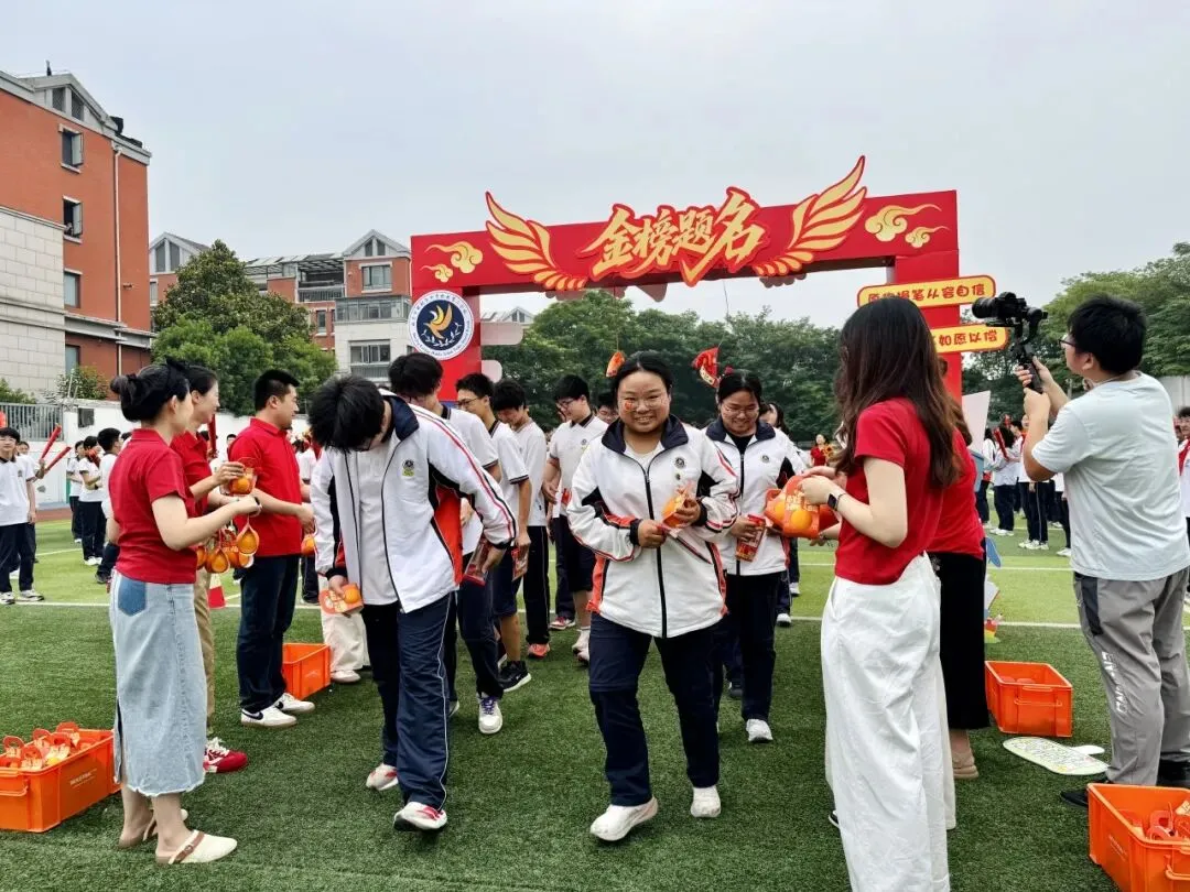 执笔凌云迎中考,暖心赋能赴鹏程 | 我校隆重举行中考出征仪式-第34张图片-四季读书网 执笔凌云迎中考,暖心赋能赴鹏程 | 我校隆重举行中考出征仪式-第34张图片-四季读书网