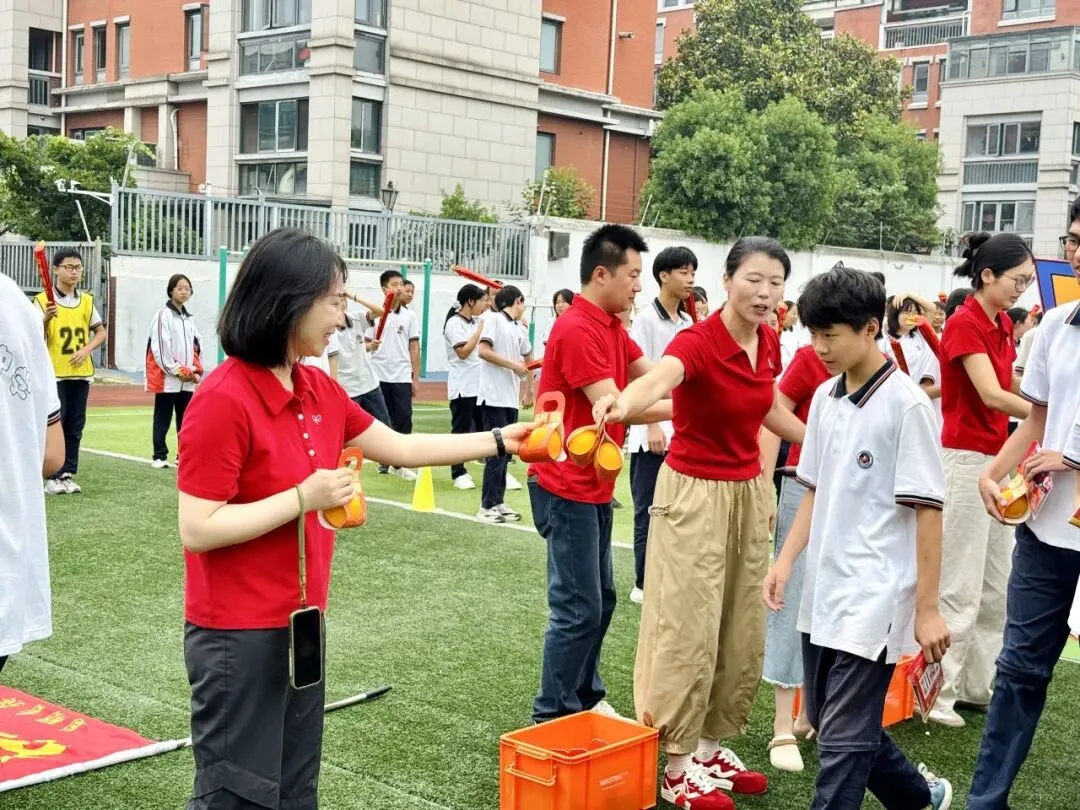 执笔凌云迎中考,暖心赋能赴鹏程 | 我校隆重举行中考出征仪式-第36张图片-四季读书网 执笔凌云迎中考,暖心赋能赴鹏程 | 我校隆重举行中考出征仪式-第36张图片-四季读书网