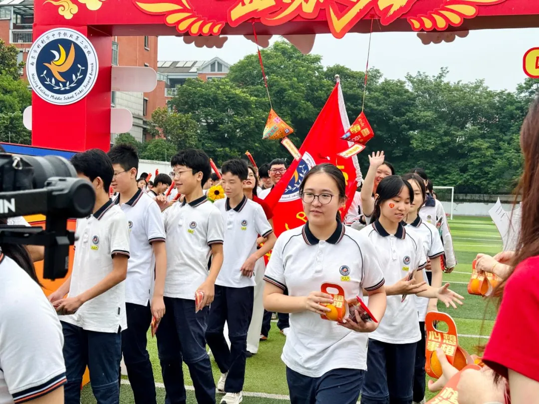 执笔凌云迎中考,暖心赋能赴鹏程 | 我校隆重举行中考出征仪式-第37张图片-四季读书网 执笔凌云迎中考,暖心赋能赴鹏程 | 我校隆重举行中考出征仪式-第37张图片-四季读书网