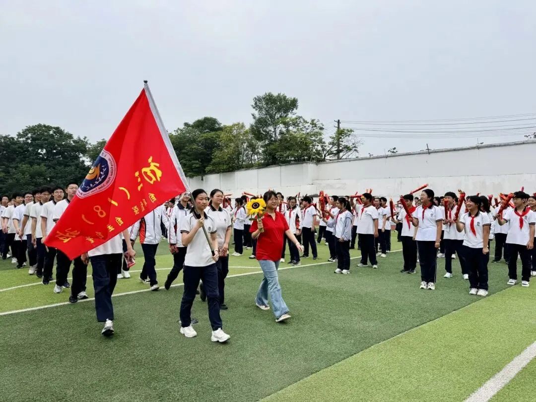 执笔凌云迎中考,暖心赋能赴鹏程 | 我校隆重举行中考出征仪式-第38张图片-四季读书网 执笔凌云迎中考,暖心赋能赴鹏程 | 我校隆重举行中考出征仪式-第38张图片-四季读书网
