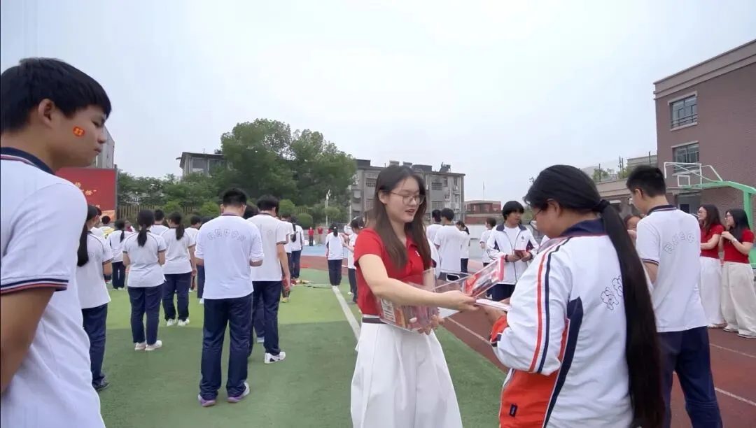 执笔凌云迎中考,暖心赋能赴鹏程 | 我校隆重举行中考出征仪式-第39张图片-四季读书网 执笔凌云迎中考,暖心赋能赴鹏程 | 我校隆重举行中考出征仪式-第39张图片-四季读书网
