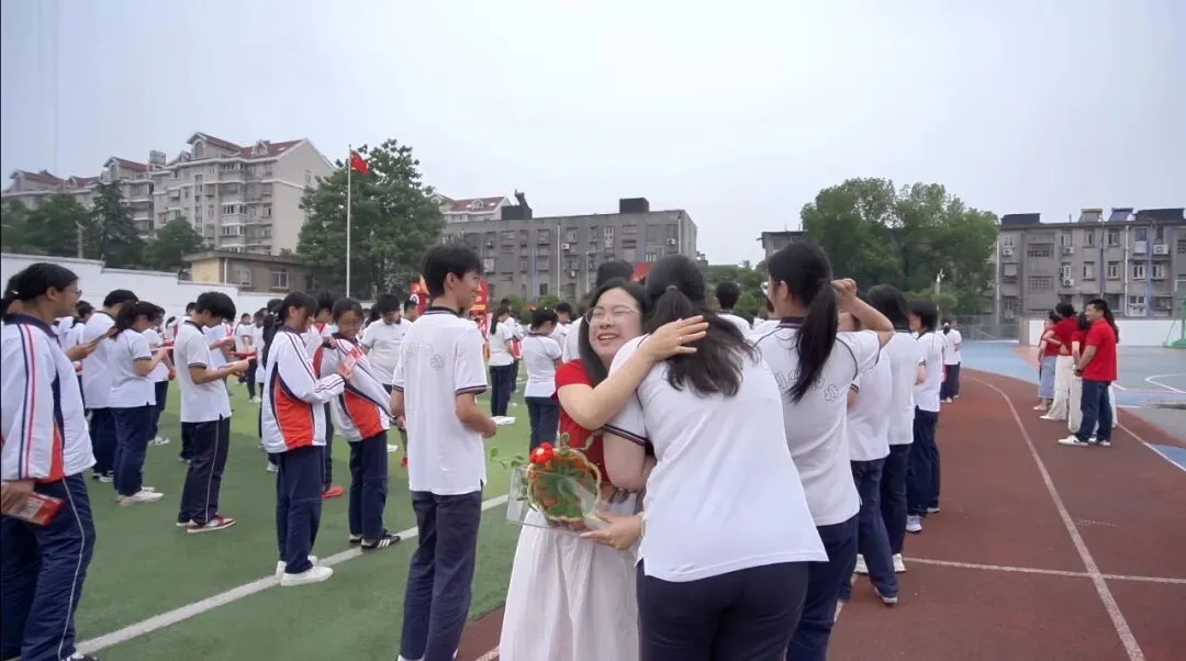 执笔凌云迎中考,暖心赋能赴鹏程 | 我校隆重举行中考出征仪式-第41张图片-四季读书网 执笔凌云迎中考,暖心赋能赴鹏程 | 我校隆重举行中考出征仪式-第41张图片-四季读书网