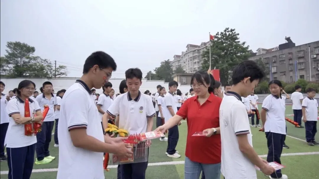 执笔凌云迎中考,暖心赋能赴鹏程 | 我校隆重举行中考出征仪式-第43张图片-四季读书网 执笔凌云迎中考,暖心赋能赴鹏程 | 我校隆重举行中考出征仪式-第43张图片-四季读书网