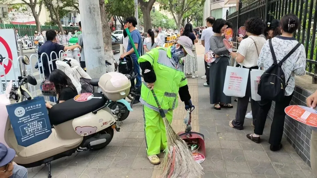 环卫护航中考路 净境无声助逐梦——玉禾田甘肃区域全力护航环境保障工作-第10张图片-四季读书网