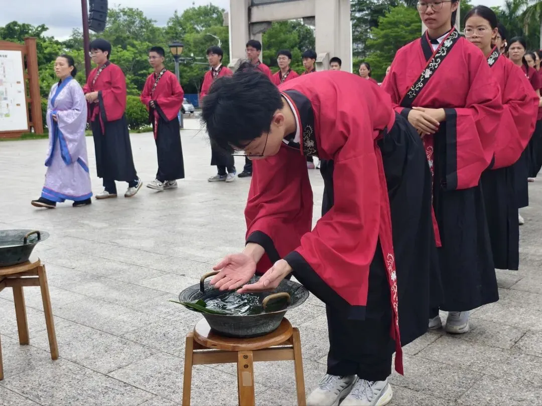 礼敬先师承文脉 凝心砺志迎中考-第22张图片-四季读书网 礼敬先师承文脉 凝心砺志迎中考-第22张图片-四季读书网