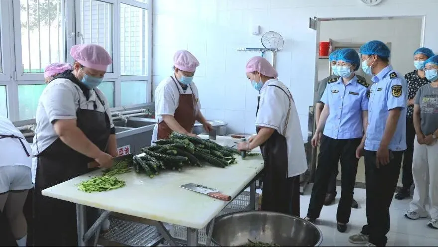 承德县:护航中考“食”刻坚守 筑牢考生舌尖安全屏障-第4张图片-四季读书网 承德县:护航中考“食”刻坚守 筑牢考生舌尖安全屏障-第4张图片-四季读书网