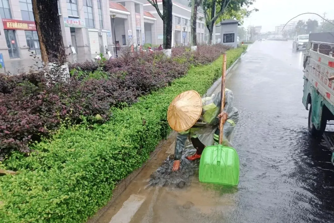 县城市管理和综合执法局:护航中考 “城”心相伴-第8张图片-四季读书网 县城市管理和综合执法局:护航中考 “城”心相伴-第8张图片-四季读书网