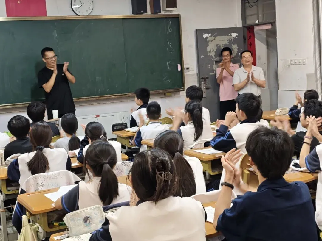 暖心护航,逐梦中考!——校领导为初三学子们加油助威-第27张图片-四季读书网