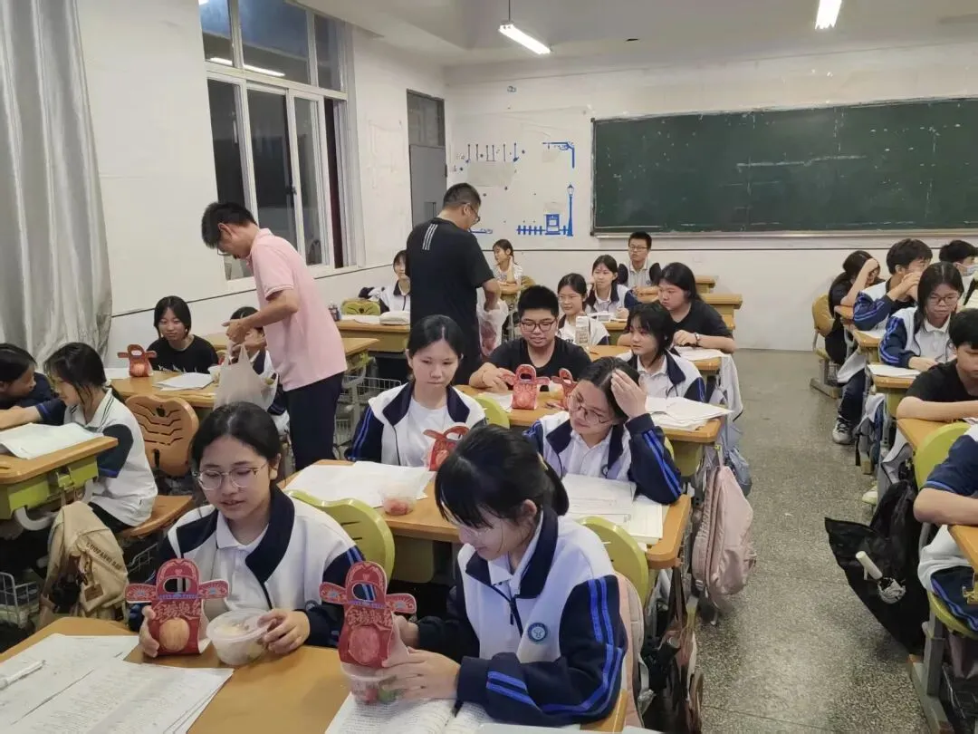 暖心护航,逐梦中考!——校领导为初三学子们加油助威-第29张图片-四季读书网