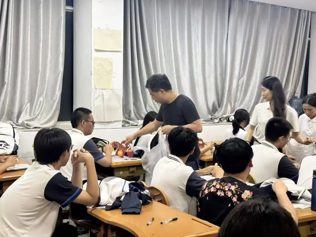 暖心护航,逐梦中考!——校领导为初三学子们加油助威-第31张图片-四季读书网