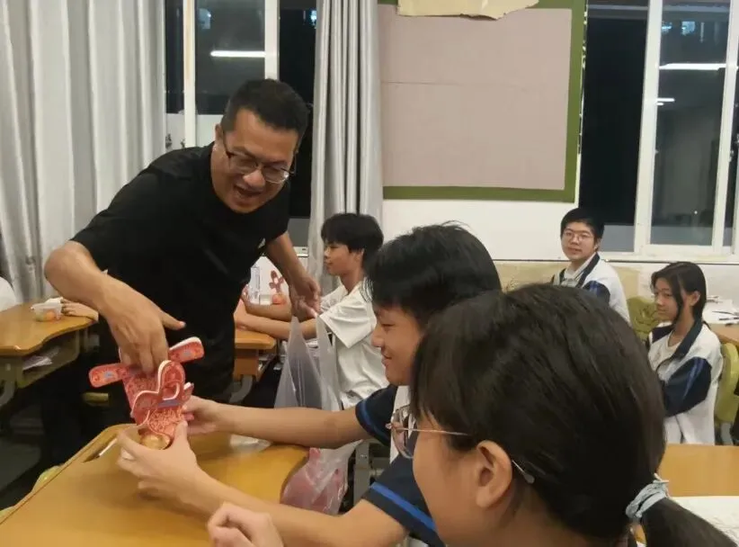 暖心护航,逐梦中考!——校领导为初三学子们加油助威-第33张图片-四季读书网
