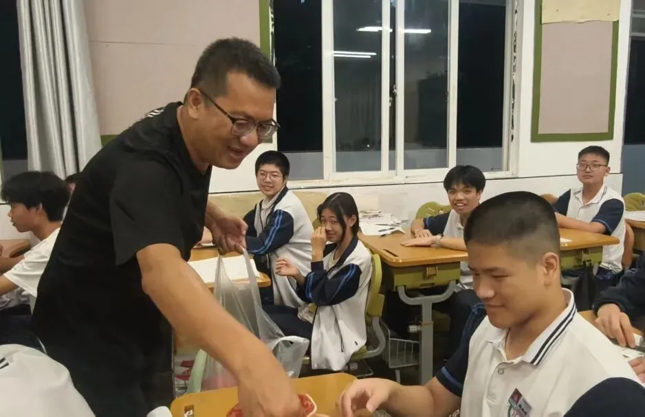 暖心护航,逐梦中考!——校领导为初三学子们加油助威-第34张图片-四季读书网