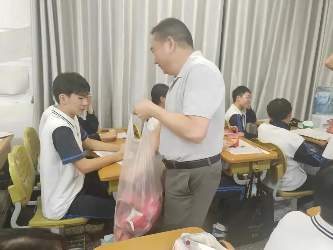 暖心护航,逐梦中考!——校领导为初三学子们加油助威-第35张图片-四季读书网