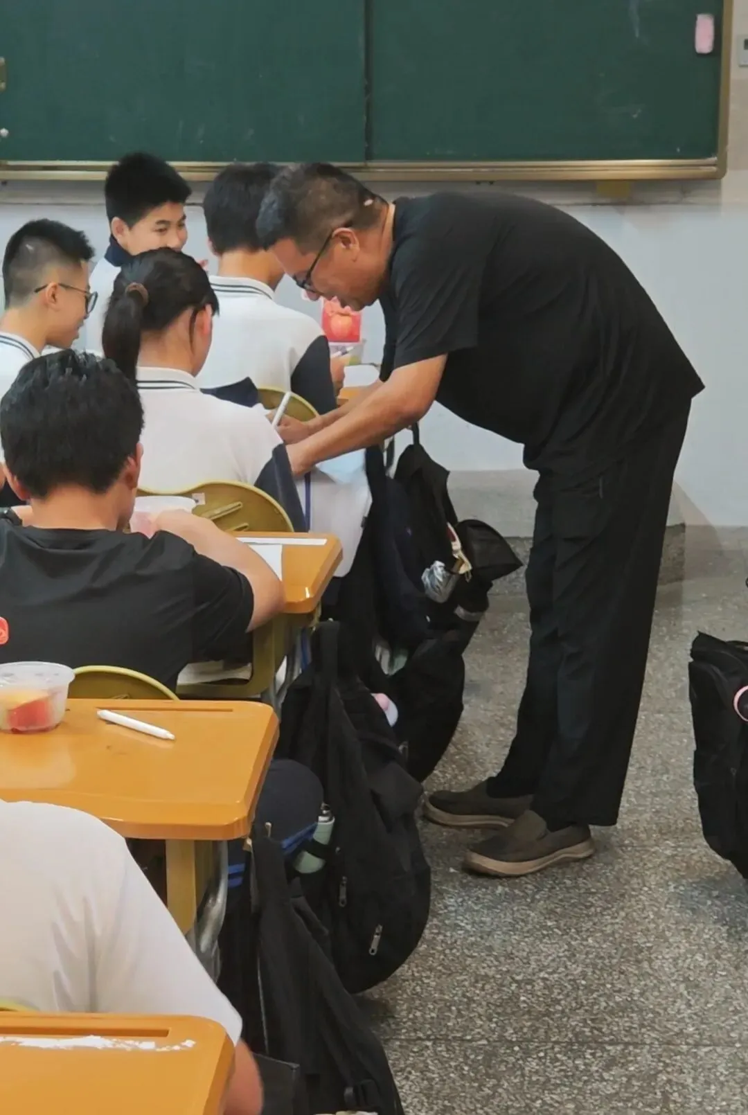 暖心护航,逐梦中考!——校领导为初三学子们加油助威-第36张图片-四季读书网
