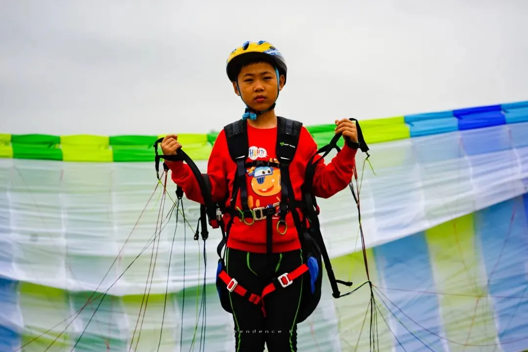 【中考假长途研学】乘风踏浪的少年|滑翔伞课程及体验+皮划艇体验+斯巴达挑战+滑翔伞VR-第28张图片-四季读书网 【中考假长途研学】乘风踏浪的少年|滑翔伞课程及体验+皮划艇体验+斯巴达挑战+滑翔伞VR-第28张图片-四季读书网