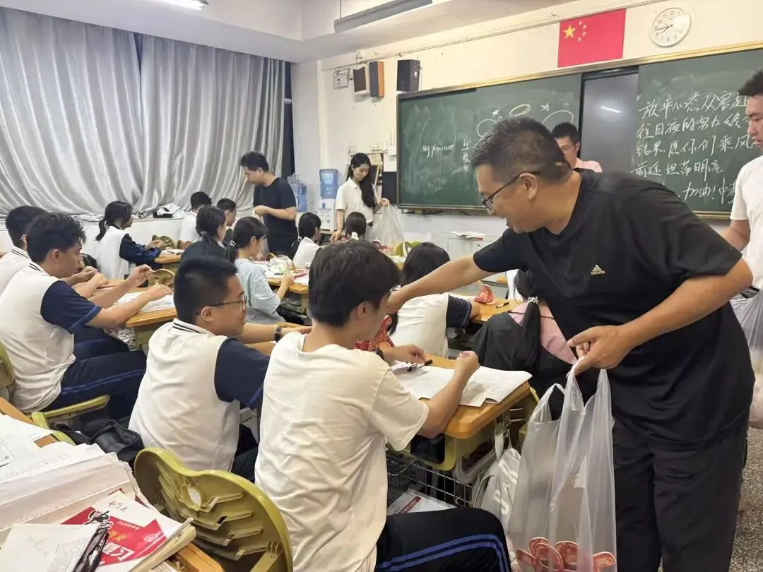 暖心护航,逐梦中考!——校领导为初三学子们加油助威-第37张图片-四季读书网