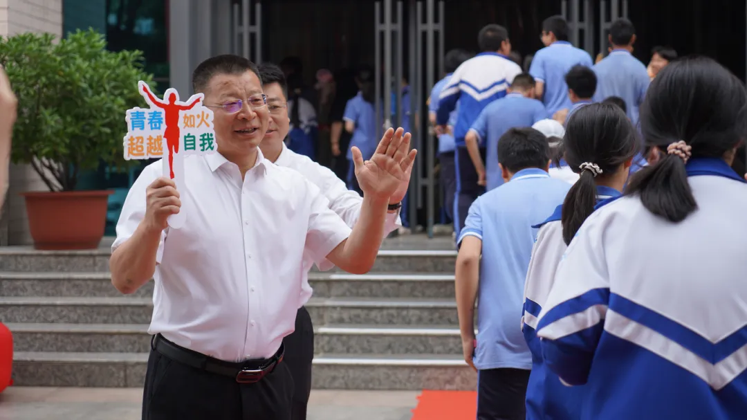 决胜中考,再创辉煌 | 2026届初三年级毕业典礼暨中考筑梦启航仪式圆满举行-第12张图片-四季读书网
