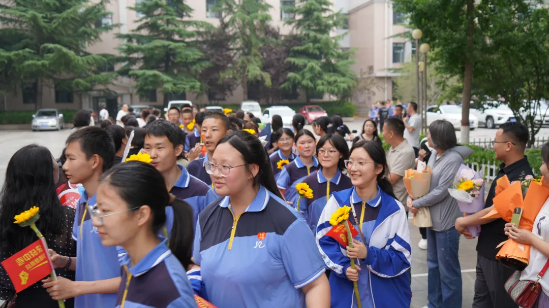 决胜中考,再创辉煌 | 2026届初三年级毕业典礼暨中考筑梦启航仪式圆满举行-第14张图片-四季读书网