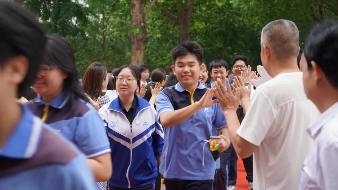 决胜中考,再创辉煌 | 2026届初三年级毕业典礼暨中考筑梦启航仪式圆满举行-第15张图片-四季读书网