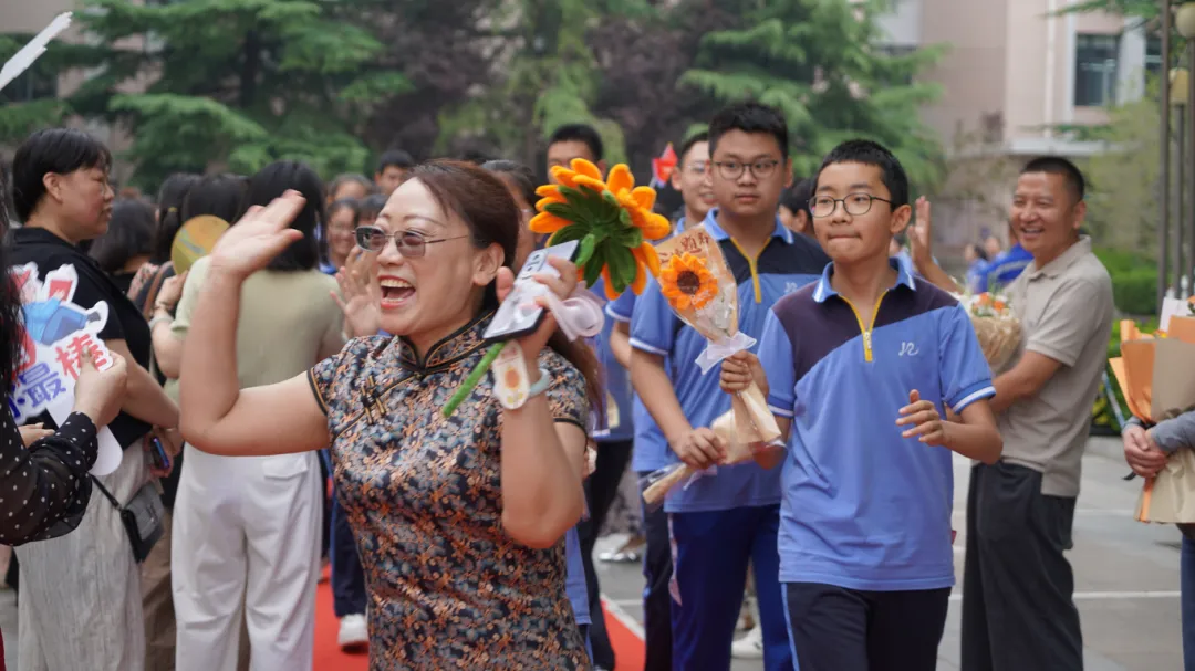 决胜中考,再创辉煌 | 2026届初三年级毕业典礼暨中考筑梦启航仪式圆满举行-第16张图片-四季读书网