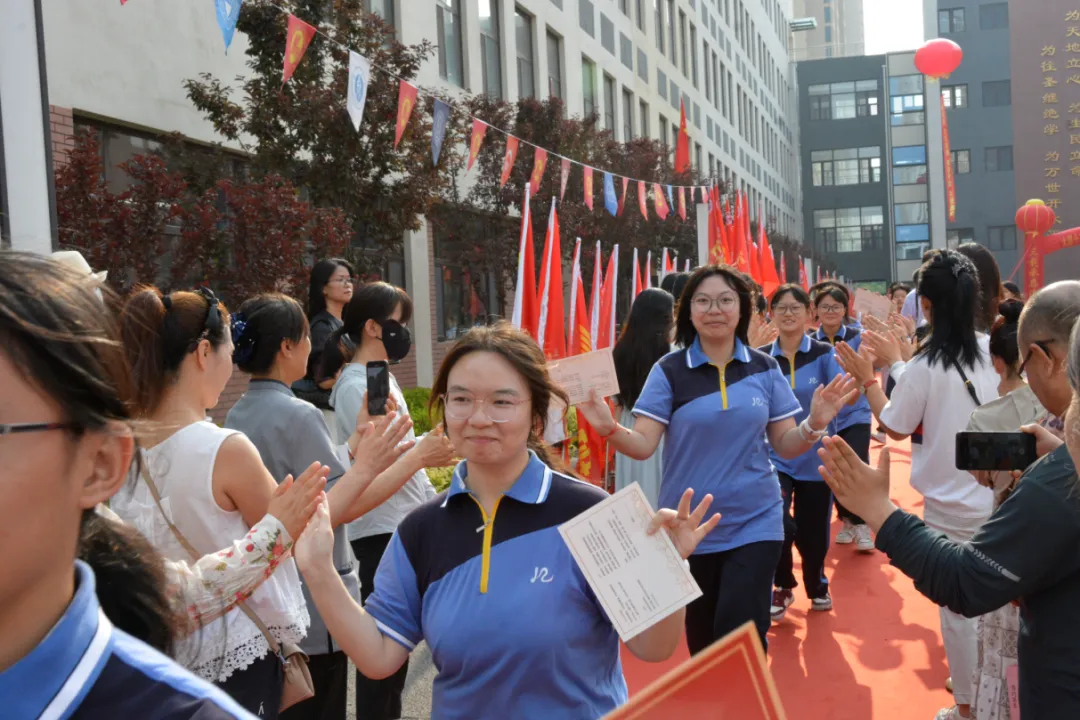 决胜中考,再创辉煌 | 2026届初三年级毕业典礼暨中考筑梦启航仪式圆满举行-第70张图片-四季读书网