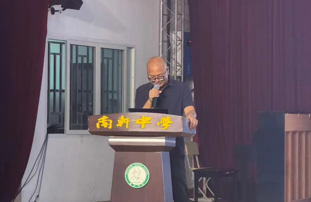 砺行致远,逐光前行|高一年级期末模拟考试表彰大会圆满落幕-第6张图片-四季读书网