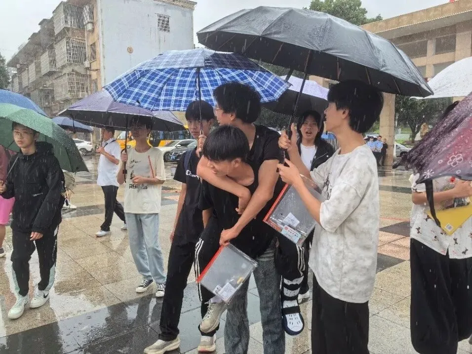 端午在岗 倾情守护!岳阳县全力护航中考平安顺利-第9张图片-四季读书网 端午在岗 倾情守护!岳阳县全力护航中考平安顺利-第9张图片-四季读书网