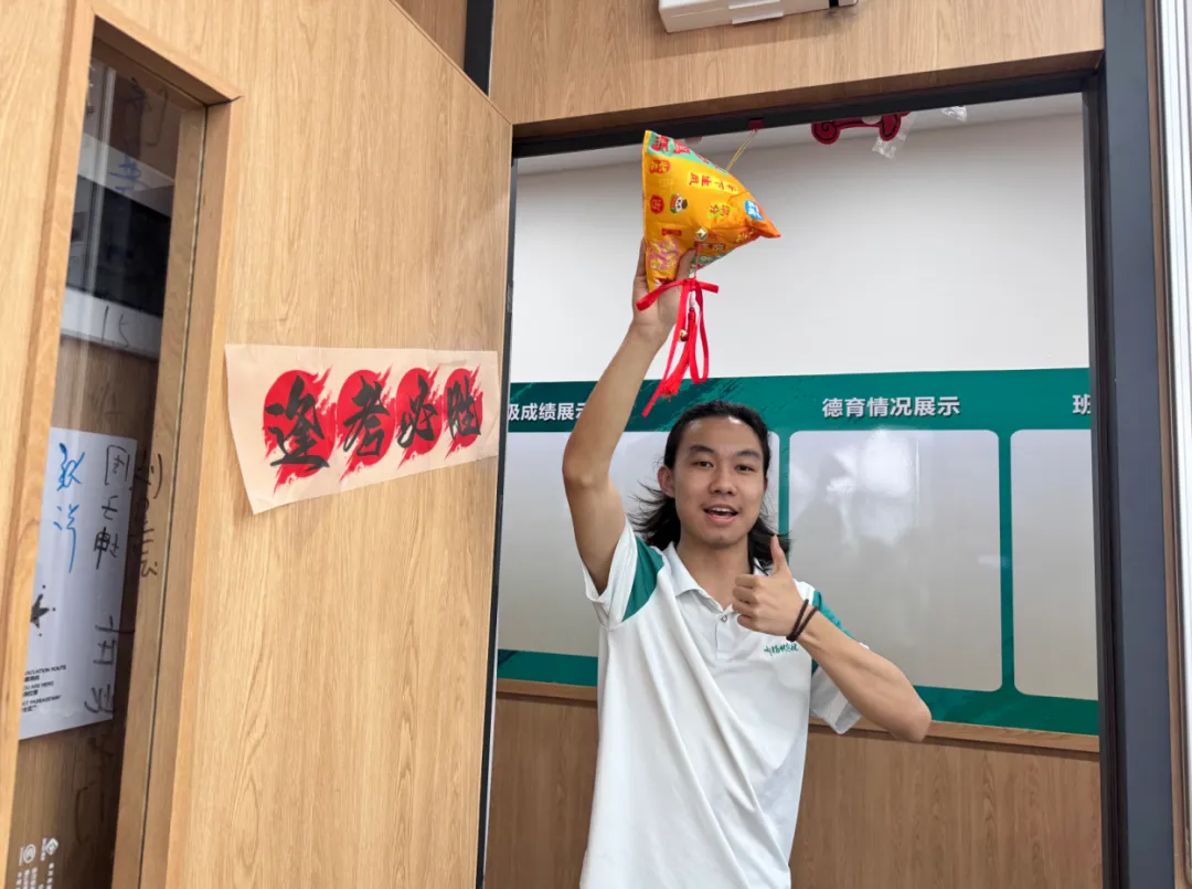 中考毕业班会|感恩、欢笑、泪水!此程山海,终见繁花-第9张图片-四季读书网