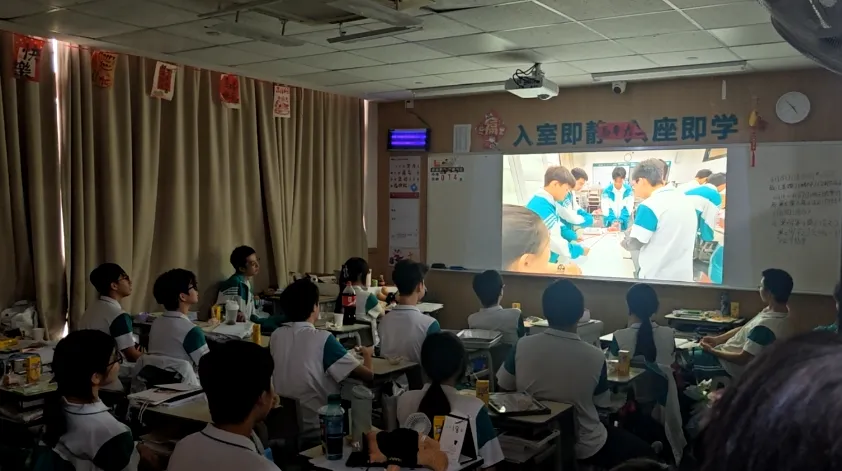 中考毕业班会|感恩、欢笑、泪水!此程山海,终见繁花-第14张图片-四季读书网