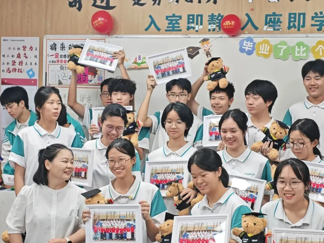 中考毕业班会|感恩、欢笑、泪水!此程山海,终见繁花-第16张图片-四季读书网