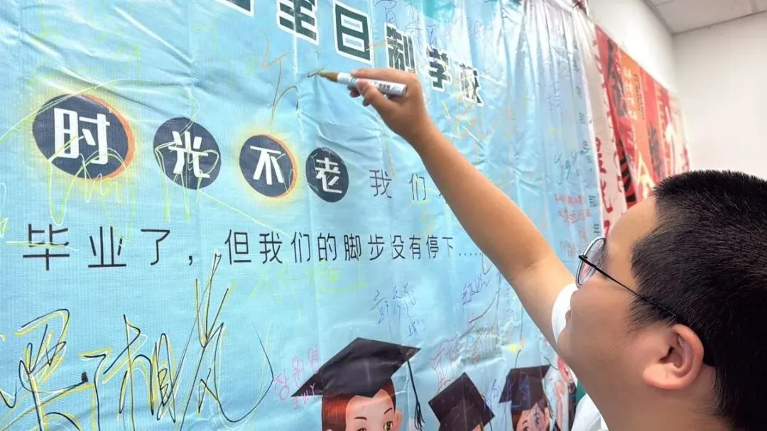 中考毕业班会|感恩、欢笑、泪水!此程山海,终见繁花-第18张图片-四季读书网