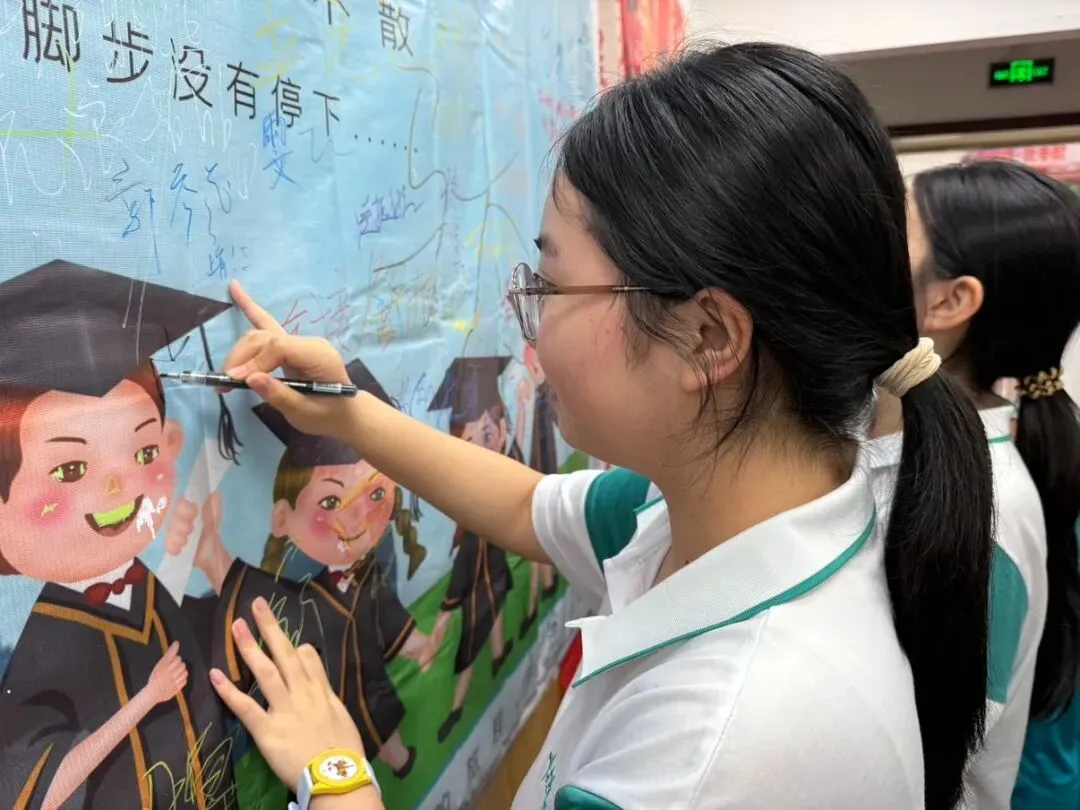 中考毕业班会|感恩、欢笑、泪水!此程山海,终见繁花-第19张图片-四季读书网