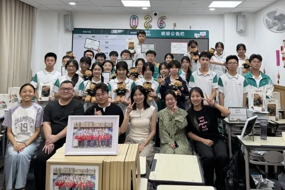 中考毕业班会|感恩、欢笑、泪水!此程山海,终见繁花-第22张图片-四季读书网