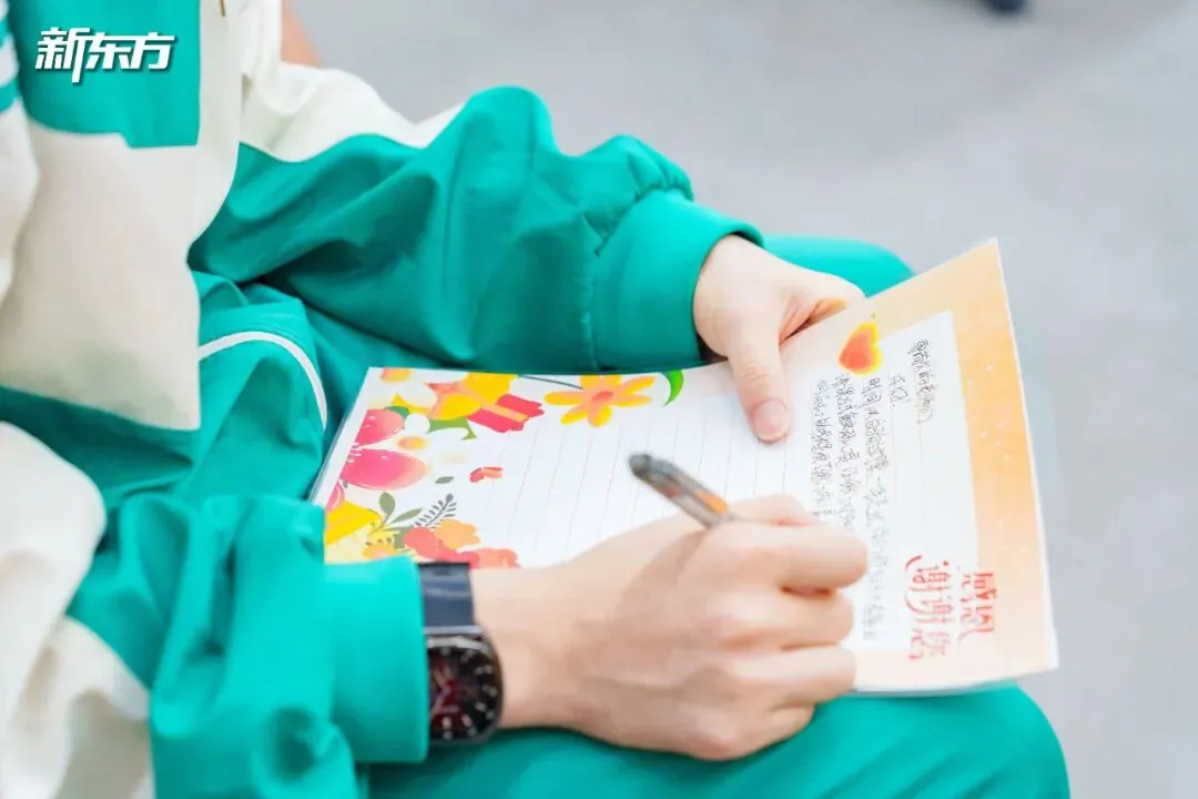 中考毕业班会|感恩、欢笑、泪水!此程山海,终见繁花-第33张图片-四季读书网