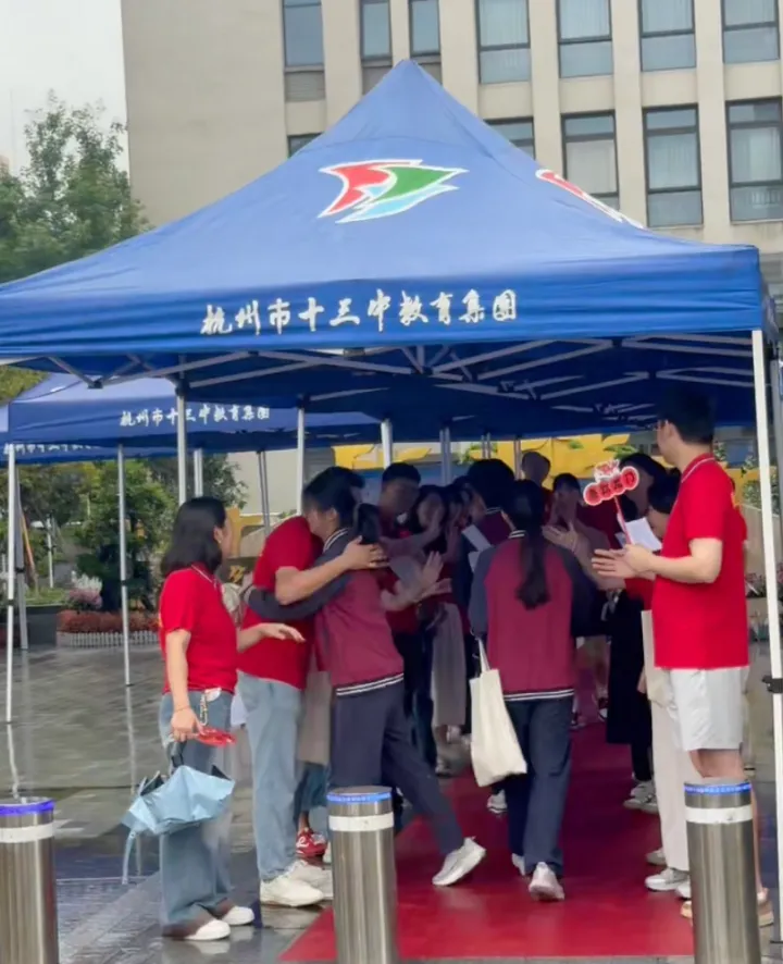 刚刚,杭州中考开考!全市10万余名考生雨中奔赴考场,有小学生打着石膏来加油,有爸爸从非洲赶回来陪孩子考试-第7张图片-四季读书网