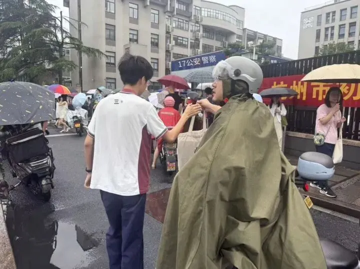 刚刚,杭州中考开考!全市10万余名考生雨中奔赴考场,有小学生打着石膏来加油,有爸爸从非洲赶回来陪孩子考试-第8张图片-四季读书网