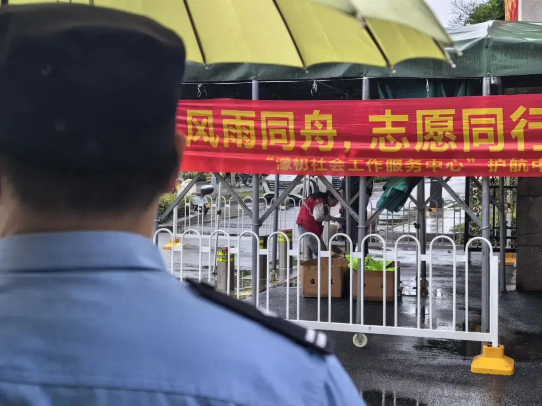 中考首日,考场外的最暖“陪考团”:织里公安“警”紧相随!-第8张图片-四季读书网 中考首日,考场外的最暖“陪考团”:织里公安“警”紧相随!-第8张图片-四季读书网