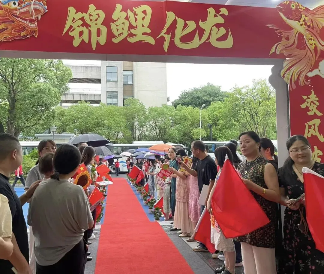 感谢中考、欣赏中考、享受中考!记者兵分多路直击送考现场,今年的作文题是这个……-第6张图片-四季读书网
