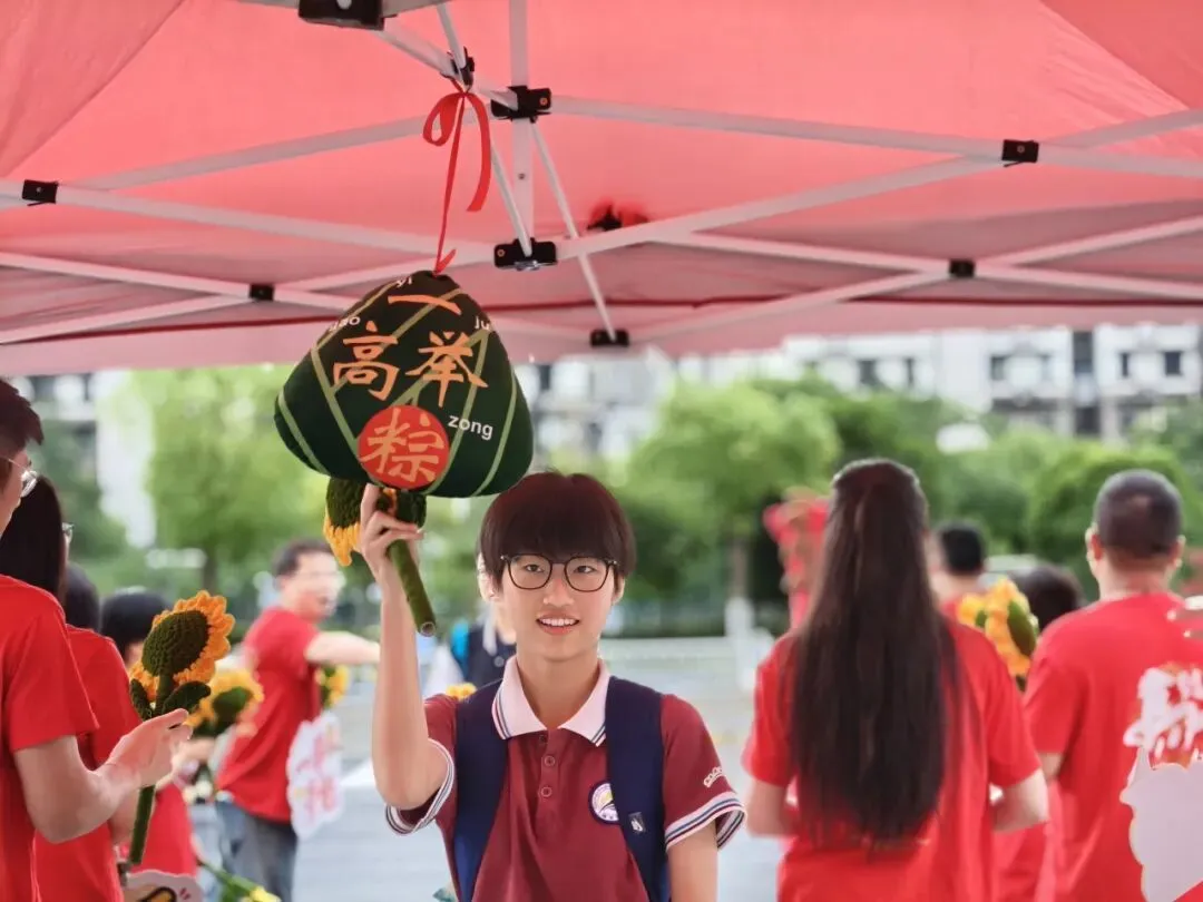 感谢中考、欣赏中考、享受中考!记者兵分多路直击送考现场,今年的作文题是这个……-第13张图片-四季读书网