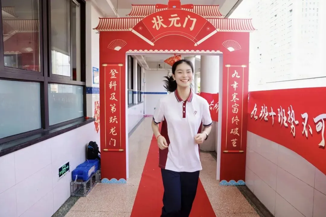 感谢中考、欣赏中考、享受中考!记者兵分多路直击送考现场,今年的作文题是这个……-第18张图片-四季读书网