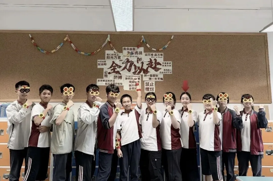 感谢中考、欣赏中考、享受中考!记者兵分多路直击送考现场,今年的作文题是这个……-第19张图片-四季读书网